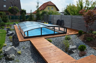 Designovým prvkem v zahradě může být i pěkný bazén s jednoduchou terasou